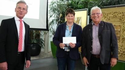 Bild: Hirsch
Sparkassen-Chef Werner Heß (links) überreichte den Vertretern des Vereins "Tafel Nabburg", Kerstin Ehemann (Mitte) und Hubert Jauernig (rechts), einen Spendenscheck von 500 Euro.