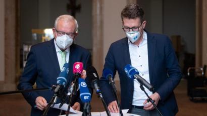 Bild: Sven Hoppe/dpa
Thomas Kreuzer (links), Fraktionsvorsitzender der CSU im Bayerischen Landtag, spricht von der größten Reform des Abgeordnetengesetz, das es jemals gegeben habe.