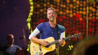 Bild: Scott Roth/AP/Invision/dpa
Chris Martin hebt mit seiner Band Coldplay wieder ab.
