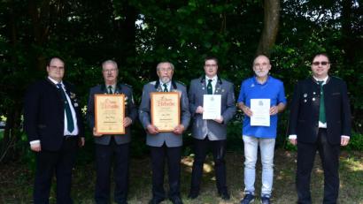 Bild: bey
Erster Gauschützenmeister Stefan Brandmiller (links) überreicht die Urkunden des Sportschützengrenzgaues zur Ernennung zum Ehrenmitglied an Ernst Ring und Alois Pelzl (Zweiter und Dritter von links) sowie die Auszeichnungen des Bayerischen Sportschützenbundes an Josef Herrmann und Dominik Brenner (Zweiter und Dritter von rechts). Zu den Ehrungen gratuliert auch Zweiter Gauschützenmeister Florian Frischmann (rechts).