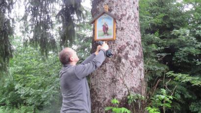 Bild: exb
OWV-Vorsitzender Günter Gradl bei der Montage des neues Bildes.