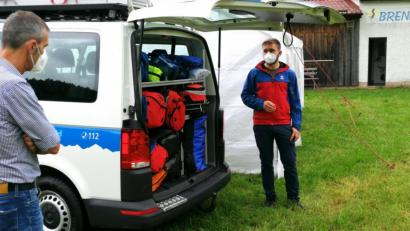 Bild: dir
Silas Hämmerl erläutert die Innenausstattung, die der VW-Bus T6 für seine Aufgaben bei der Bergwacht mitbringt.
