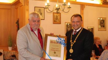 Bild: Eichl
Anton Kappl (rechts) überreicht seinem Vorgänger Hermann Lindner die Ernennungsurkunde zum Altbürgermeister. Lindner habe sich „wie kein anderer“ um die Gemeinde verdient gemacht, sagt Kappl.