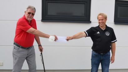 Bild: ü
Fördervereinsvorsitzender Hermann Paulus, rechts SCK- Vorsitzender Josef Reisner.