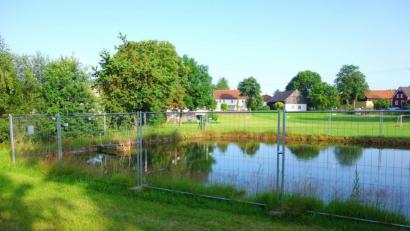 Bild: fjo
Über die Bestrebungen zur Wiederöffnung des einstigen Badeweihers im Waidhauser Ortsteil Hagendorf geht die Freude über die Bewohner des Ortsteils hinaus, weil damit eine weitere Badegelegenheit im östlichen Landkreis geschaffen wird.