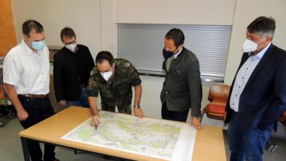 Bild: mor
Oberstleutnant Florian Rommel (Mitte) zeigte an der Karte Bürgermeister Edgar Knobloch (von rechts), dem CSU-Bundestagsabgeordneten Albert Rupprecht, Leitenden Baudirektor Roman Beer und stellvertretenden US-Garnisonskommandeur Howard Johnston die Lage der Bauprojekte auf.