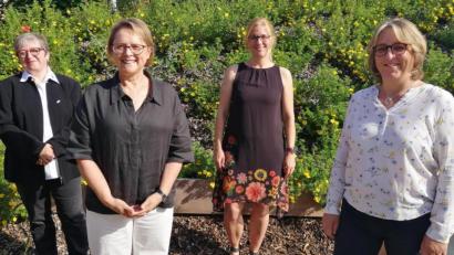 Bild: Dimper, Robert
Wechsel in der Kita Kunterbunt (von links): Sabine Bogner (BRK Amberg-Sulzbach), die scheidende Leiterin Gisela Herbst-Schötz, Anja Hopf (BRK Amberg-Sulzbach) und die neue Chefin Susanne Hammer.