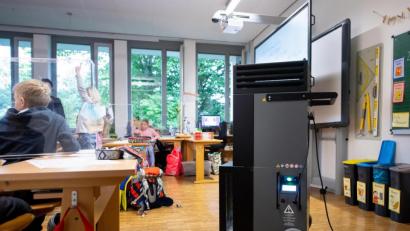 Bild: Sven Hoppe/dpa
Kein Allheilmittel: Ein mobiler Luftfilter in einem Klassenraum an der Grundschule Neubiberg..