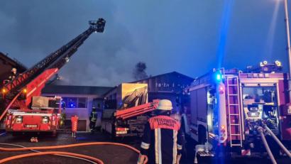Bild: rw
Der Brand einer Lagerhalle in Mitterteich löste einen Großeinsatz aus.