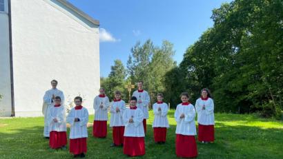 Bild: adj
Pfarrer Thomas Peter Kopp (hinten, links) begrüßte die neuen Minis Oskar Ponath (von links), Gabriel Gruber, Franz Käs, Benedikt Lang, Luis Beutler und Vroni Käs. Als Gruppenleiter fungieren Felix Holfelder, Leonie Witt und Hannah Kallmeier.