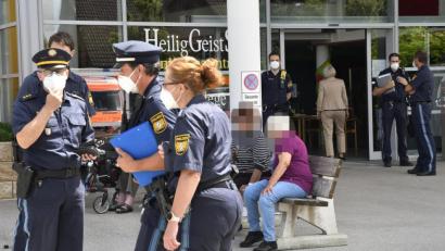 Bild: Petra Hartl
Polizeieinsatz in einem Amberger Seniorenheim. Ein 92-Jähriger starb am Montag an den Folgen von Messerstichen.