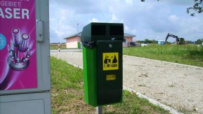 Bild: bjp
Die Hundekotbeutel-Sammelbehälter sind keine "Müllhaltestellen" für Hausabfall: Daran erinnerte Bürgermeisterin Carmen Pepiuk in der Gemeinderatssitzung.