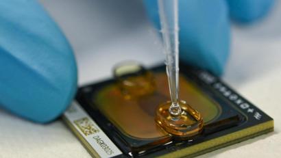 Bild: Arne Dedert/dpa
Ein Chip wird in einem Labor für eine Genomsequenzierung beladen. Im Abwasser lässt sich zuverlässig die Entwicklung der Corona-Pandemie vorhersagen.