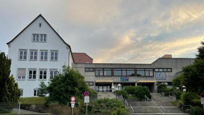 Bild: Lowak
Über die Zukunft der Windischeschenbacher Schule mit ihrem weißen Altbau aus den 50er Jahren und dem neueren Betontrakt aus den 70er Jahren entscheiden die Bürger am Sonntag.