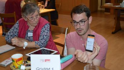 Bild: Cornelia Stahl/exb
In kleinen Gruppen erklärten die Helfer, wie hier Jugendbeauftragter Sebastian Wiedemann (rechts), den Senioren die Funktionen des Handys.