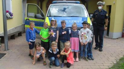 Bild: njn
Die Vorschulkinder mit Hauptkommissar Carsten Landgraf vor dem interessanten Polizeiauto.