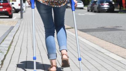 Bild: Gabi Schönberger
Auf Gehhilfen ist eine Schülerin (16) aus Neustadt/WN nach einem Motorradunfall angewiesen (Situation auf dem Foto ist gestellt). Die Organisation der Fahrten zur Schule und zur Krankengymnastik fordern die berufstätigen Eltern. Der Vater bemüht sich vergeblich um Hilfe bei der Beförderung.