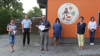 Bild: ral
Heinz Eichinger (Dritter von links) und Maria Ritz (links) wurden aus dem Vorstand des Gartenbauvereins Saltendorf verabschiedet.