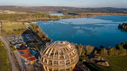 Bild: inMotion PARK Seenland GmbH
In der Nähe der Erlebnis-Holzkogel am Steinberger See fällt der Grund unter Wasser steil ab. Die Wasserwacht spricht von einer trügerischen Stelle.