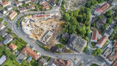 Bild: Thilo Hierstetter
Der Blick aus der Drohnen-Perspektive macht die Dimensionen der Baustelle und der Umgehung deutlich.