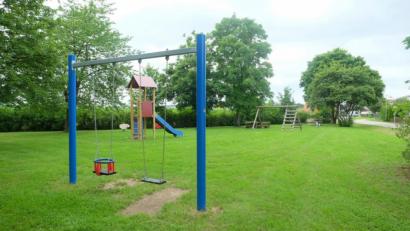 Bild: ohr
Auf diesem Grundstück östlich von Wölsendorf errichtet die Gemeinde Schwarzach eine Kindertagesstätte. Die Planungskosten in Höhe von 400 000 Euro sind im Haushalt bereitgestellt.