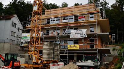 Bild: Thomas Dobler
In der Region entstehen viele Neubauten, hier eine aktuelle Baustelle in Schwandorf. Günstigere Immobilien lassen sich in den ländlichen Teilen des Landkreises finden, etwa nahe der tschechischen Grenze.