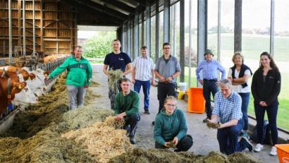 Bild: njn
Praktische Prüfungen in Sassenhof: Im Bild (stehend, von links): Betriebsinhaber Martin Fütterer, Stephan Steiner, Prüfer Simon Zeitler, Moritz Rogler, Bildungsberater Johannes Völkl, Sachgebietsleiterin Angelika Spitzer von Regierung der Oberpfalz, Dr. Sina Siegerstätter vom AELF Weiden sowie (knieend, von links) Markus Meckl, Theresa Kreckl und Prüfer Franz Josef Baeck.