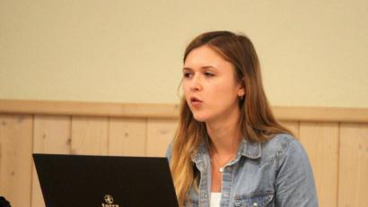 Bild: stg
Biodiversitätsberaterin Nicole Bergler informierte im Kastler Gemeinderat zum Thema Ökokonto.