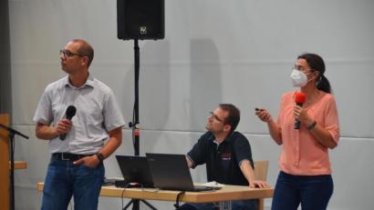 Bild: ak
Johanna-Franziska Schmidt (rechts) von der Deutschen Bahn Netz AG und Diplomingenieur Taimur Tadros (links) von der Baufirma Porr-Bau GmbH aus Wien erläuterten Ablauf und Umfang der Brückenbauarbeiten.