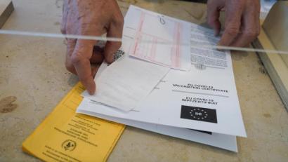 Symbolbild: Jörg Carstensen
Apotheken in ganz Deutschland können seit Mittwoch keine Corona-Impfzertifikate mehr ausstellen.