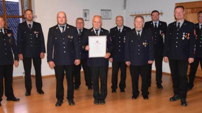 Bild: bö
Nach 31 Jahren als Feuerwehrkommandant gibt Klaus Falk (mit Urkunde) das Amt ab. Er wird spontan zum Ehrenkommandanten ernannt. Dazu gratulierten unter anderem Kreisbrandmeister Alexander Graf, der neue Kommandant Martin Falk (Dritter von links) und Bürgermeister Florian Junkes (Zweiter von rechts).