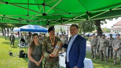 Bild: nbu
Der Freihunger Bürgermeister Uwe König verabschiedet den scheidenden Kommandeur, Lieutenant Colonel Chales Jaquillard (Mitte) und dessen Gattin Ilira.