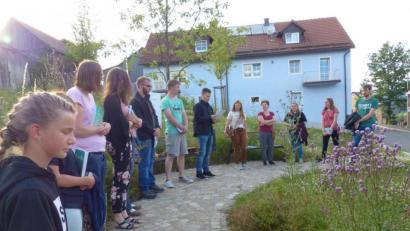 Bild: Katholische Jugendstelle Tirschenreuth/exb
Die Teilnehmer einer Andacht aus der kürzlich gestarteten Reihe „Wundersame Wege“ in Erbendorf.