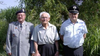 Bild: knh
Fahnenjunker Karlheinz Kuschidlo (links) und Kassenwart Erhard Neubauer (rechts) gratulieren Georg Gleißner, dem ältesten Mitglied der KSRK Mantel, zum 95. Geburtstag.