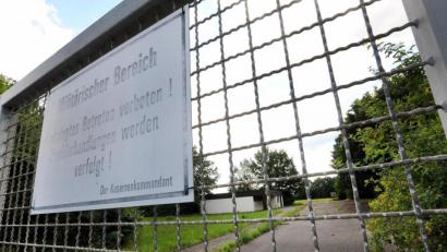 Bild: Stephan Huber
Das Schild am Zaun ist schon ziemlich ausgebleicht, das Militär trainiert hier auch schon lang nicht mehr. Künftig werden auf dem ehemaligen Sportplatz der Leopoldkaserne Zoll-Bedienstete ausgebildet.