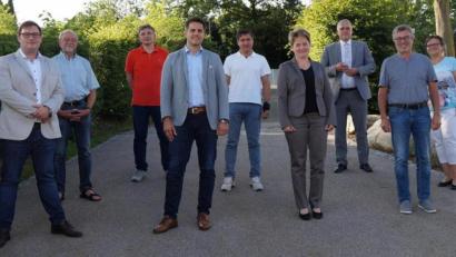 Bild: wel
ILE-Umsetzungsbegleiter Christian Karl (links) und stellvertretender Landrat Richard Tischler (dritter von rechts) freuen sich über die neue Vorstandschaft des Vereins "Regionalentwicklung Brückenland Bayern-Böhmen-Südlicher Oberpfälzer Wald-Cesky Les e.V." : (von links) Georg Köppl, Manuel Lischka, Vorsitzender Rudolf Teplitzky, Gerald Reiter, stellvertretende Vorsitzende Sonja Meier, Reiner Gäbl, Beate Politzka.
