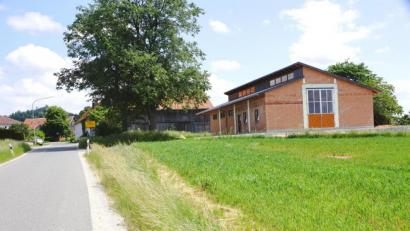 Bild: Bernhard Kreuzer
Eigentlich ein Paradies: Am Ortsrand von Köglitz hat eine 37-Jährige einen Stall errichtet. In Frieden leben kann sie dort nicht – weil es der Nachbarin nicht gefällt