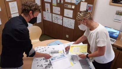 Bild: Lowak
Architekt Alexander Juretzka und Rektorin Annette Spreitzer