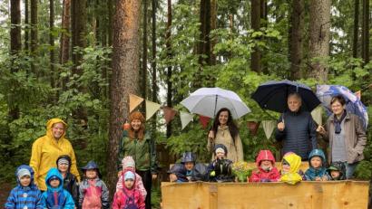 Bild: fpoz
Freude über die neue Sitzgruppe: Im Bild (hinten von links) die Leiterin des Waldkindergartens Kathrin Götzl, Erzieherin Veronique Fürst, Bürgermeisterin Margit Bayer und die Vorsitzenden der Naturfreunde, Erich und Cornelia Totzauer, sowie (vorne) die „Waldfüchse“.