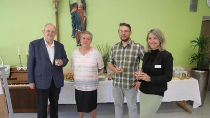 Bild: mfh
Verabschiedung in St. Barbara (von links): Rudolf Ruppert vom Vorstand des Caritasverbands, die scheidende Küchenleiterin Elke Ertel, ihr Nachfolger Daniel Dotzler und Heimleiterin Marina Fink.