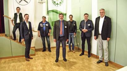 Bild: fph
Der Fichtelgebirgsverein hat mit Rainer Schreier (rechts) einen neuen Hauptvorsitzenden und mit Alexander Popp (links) und Rüdiger Taubald (Dritter von links) zwei neue zusätzliche stellvertretende Vorsitzende neben den wiedergewählten Jörg Nürnberger (Mitte) und Adrian Roßner (rechts neben ihm).