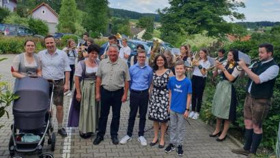 Bild: Portner
Josef Pflug (Mitte) freut sich zusammen mit seiner Familie über ein Geburtstagsständchen der Blaskapelle Teunz. Auch zahlreiche Vereine machten dem Jubilar ihre Aufwartung.