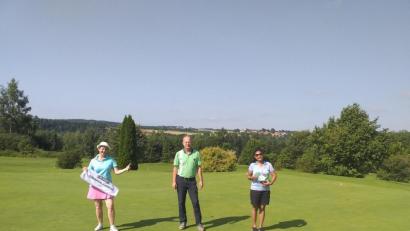Bild: Richard Eisendraut/exb
Ursula Kass vom Golfclub Lauterhofen (links) sowie Kritsana Latsch vom Golfclub Oberfranken (rechts, zusammen mit Clubmanager Richard Eisendraut) waren die erfolgreichsten Teilnehmerinnen beim Turnier zur Oberpfalzwoche.