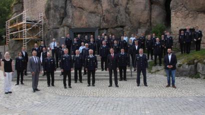 Bild: wro
Die Pause nutzte man für ein Gruppenfoto am Fuß der Falkenberger Burg. Grußworte sprachen beim Treffen der Feuerwehrführungskräfte Regierungspräsident Axel Barthel (vorne 4. von rechts), der Landrat des Landkreises Tirschenreuth, Roland Grillmeier (vorne 2. von links), Falkenbergs Bürgermeister Matthias Grundler (vorne rechts) und der leitende Polizeidirektor Robert Hausmann (vorne 2. von rechts).