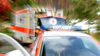 Symbolbild: Stephan Jansen/dpa
Die Anfahrtszeit von Rettungsdienst und Feuerwehr zum Einsatzort war ein zentrales Thema bei der jüngsten Verbandsversammlung des Zweckverbands für Rettungsdienst und Feuerwehralarmierung (ZRF) Nordoberpfalz.