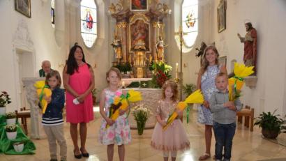 Bild: dob
Nach dem Sonntagsgottesdienst mit Pfarrer Gerhard Schmidt (links) erhielten die künftigen ABC-Schützen ihre Schultüten von Leiterin Birgit Zant (Zweite von links) und Kinderpflegerin Katharina Forster (rechts).