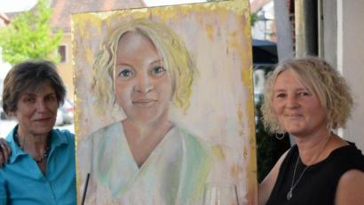 Bild: Andreas Brückmann
Ina Schleicher (links) ist die Sponsorin dieses Portraits von Pflegekraft Tanja Dandorfer (rechts).
