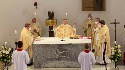 Bild: Julia Bäß/exb
Erzbischof Ludwig Schick aus Bamberg (Mitte) war der Hauptzelebrant beim Gottesdienst zum Hochfest des heiligen Josef.