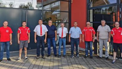 Bild: mde
Für die nächsten drei Jahre sind gewählt: (von links) Vorsitzender Rainer Kische, sein Stellvertreter Johannes Kreuzer, Kassier und Schriftführer Klaus Fiebig, die Beisitzer Günther Filbinger, Harald Wachenbrunner, Udo Geissler und Roland Gallei sowie die Kassenprüfer Gerhard Kallmeier und Andreas Gallei.