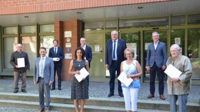 Bild: Kunz
Verleihung des Ehrenzeichens des Bayerischen Ministerpräsidenten mit (von links) Josef Lang, Oberbürgermeister Jens Meyer, Heiner Balk, Doris Reil, Bernd Zielonka, Bürgermeister Lothar Höher, Elisabeth Näger, Bürgermeister Reinhold Wildenauer und Sieglinde Nordgauer.